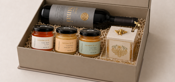 Honey dish arrangement in the luxury keepsake box — presentation concept